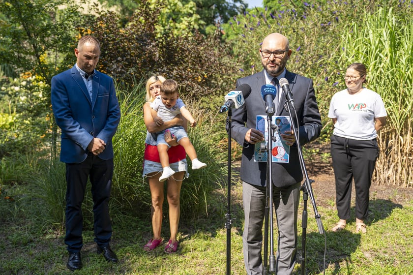 Kierowca MPK uratował duszące się dziecko. Do bohaterskiej akcji doszło w niedzielę, 18 sierpnia, przy placu Jana Pawła II we Wrocławiu. Na zdjęciu prezez MPK Witold Woźny i uratowany chłopiec z mamą. Pierwszy od lewej - bohaterski kierowca